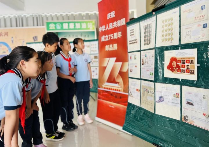 威海市北竹島小學(xué)舉行“方寸伴我行，祖國在心中”紅色主題郵展